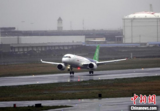 中国国产商用飞机新疆演示飞行圆满完成 为后续运营奠定基础