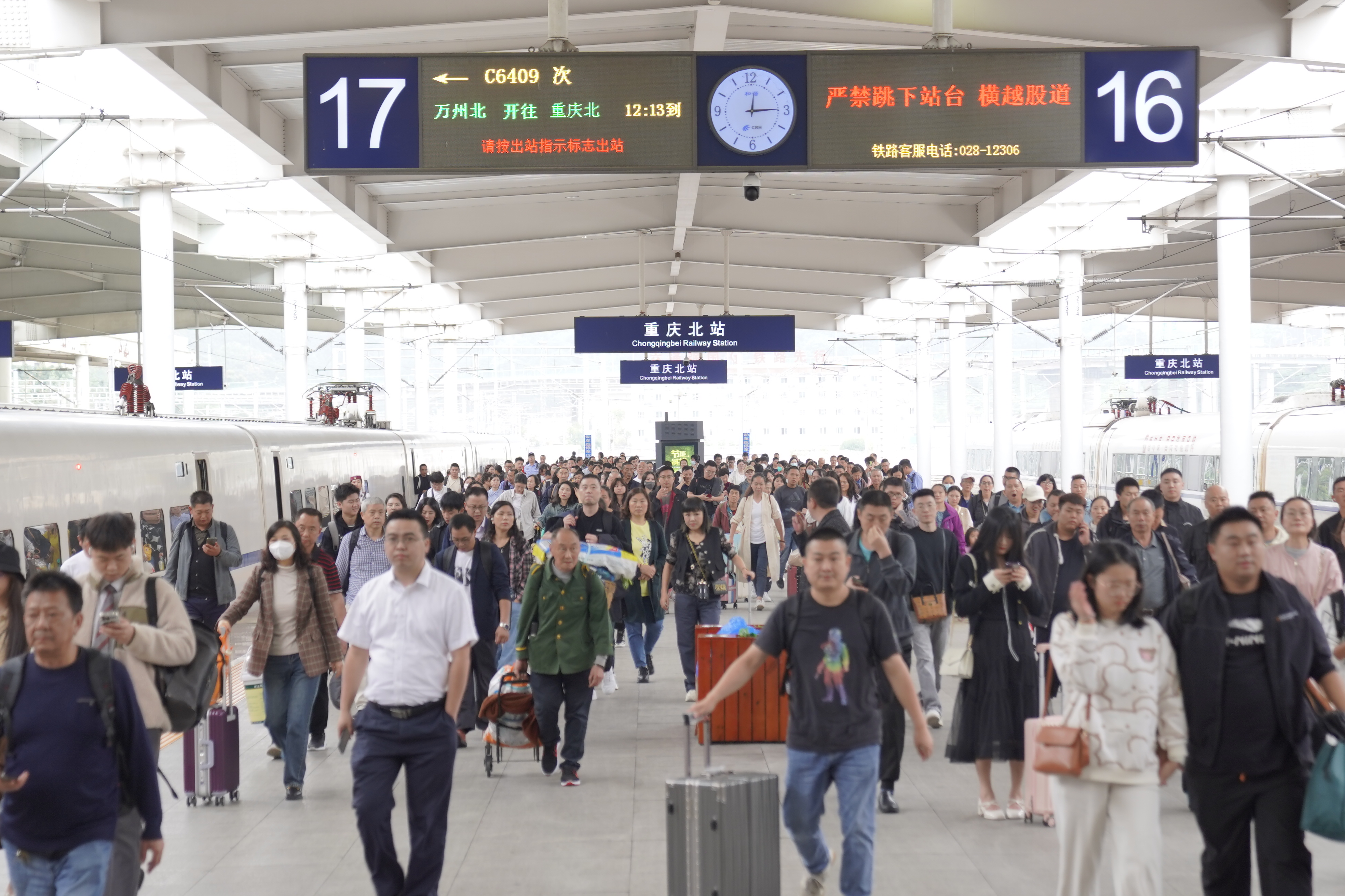 中秋国庆黄金周铁路运输启动 成都局预计发送旅客1800余万人