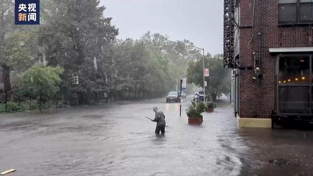 美国纽约出现极端降雨天气 严重影响交通