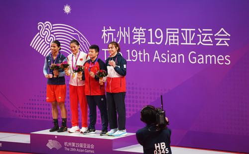 中国队选手李倩夺得拳击女子75公斤级冠军