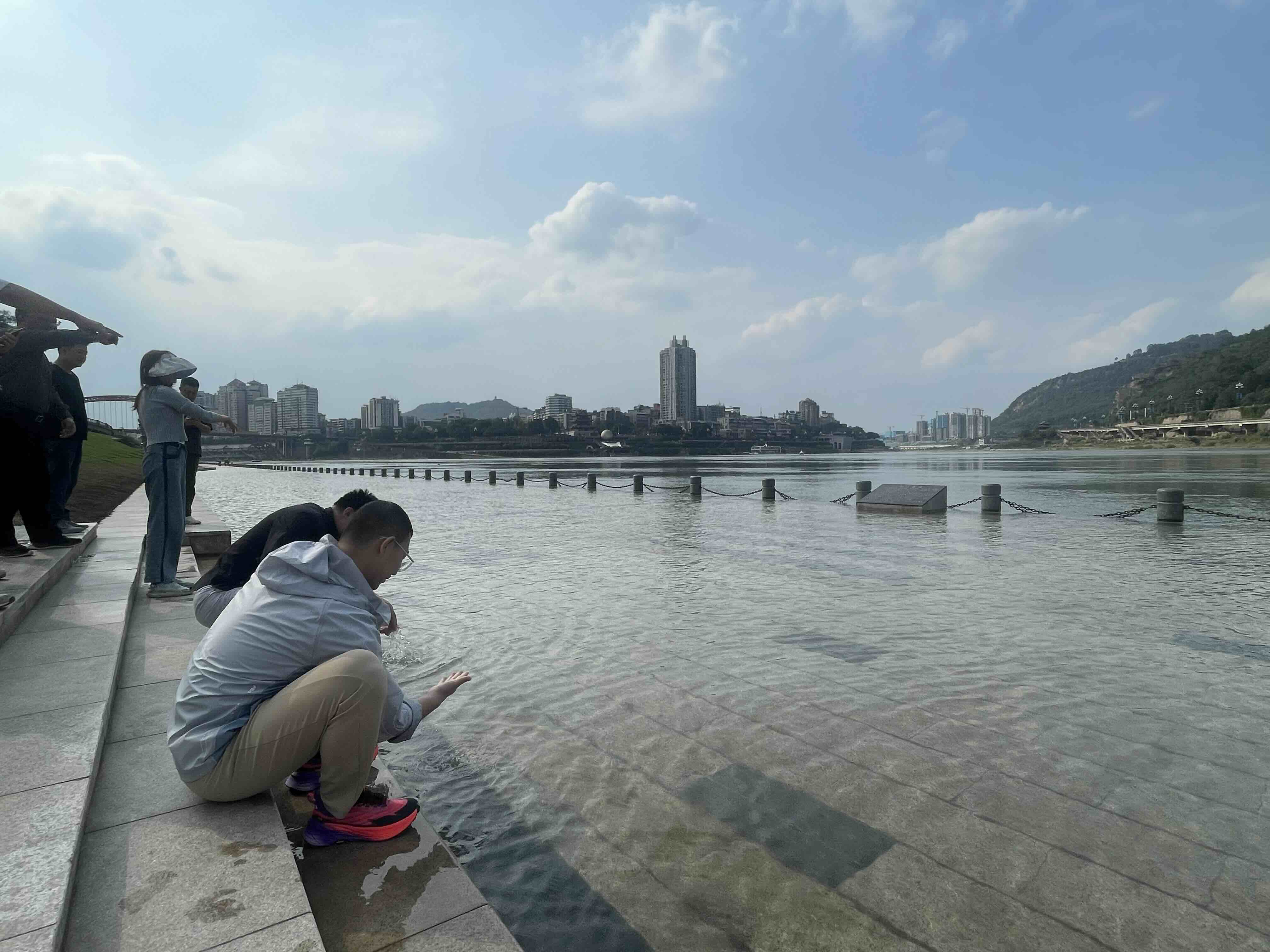 高质量发展调研行丨“万里长江第一城”生态持续向好  三江口去年362天保持地表水II类