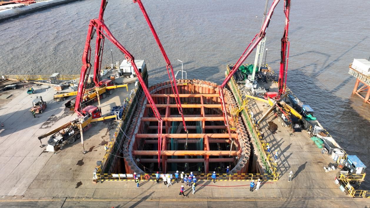 杭州湾跨海铁路桥首个承台施工浇筑