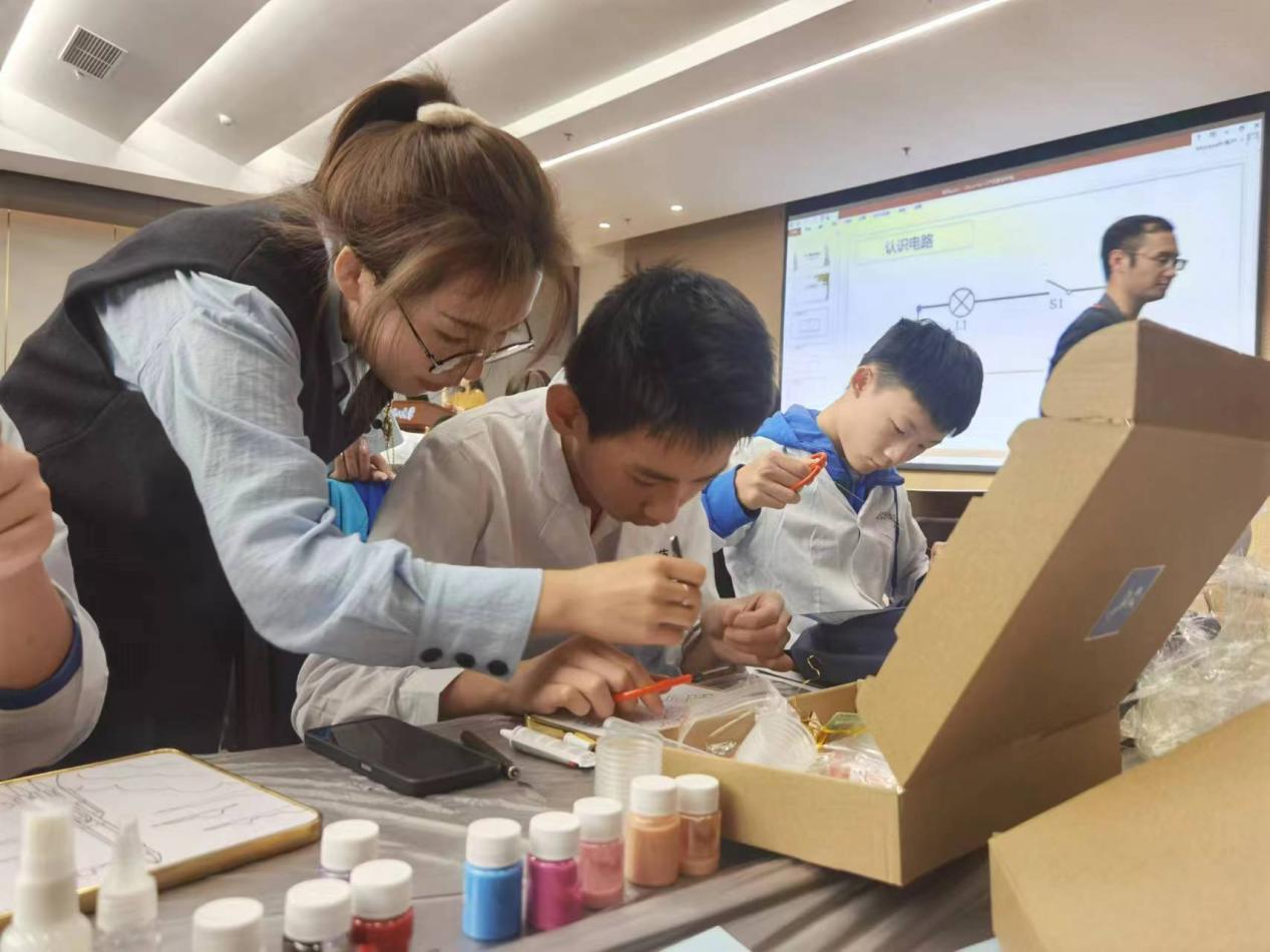 北京市中小学生金鹏科技论坛展示与实践活动成功举办