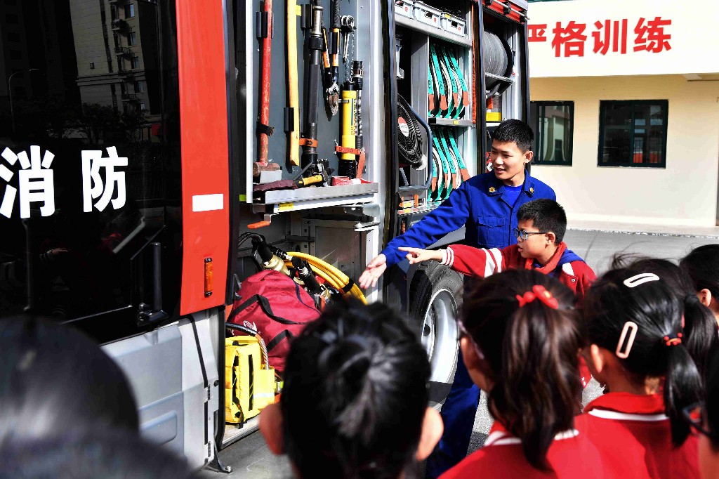 青岛：学习消防知识 迎全国消防日