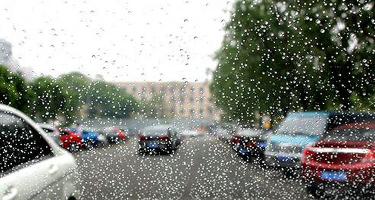 汽车玻璃如何防雨水
