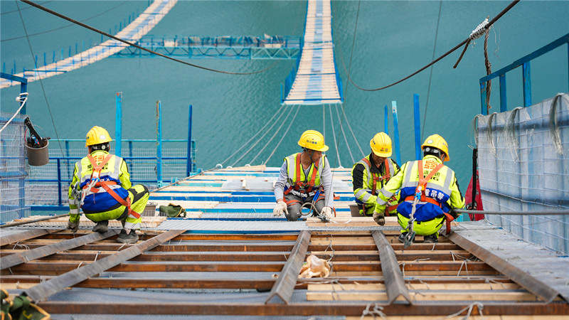 进度条刷新！卡哈洛金沙江大桥首根主缆索股架设成功